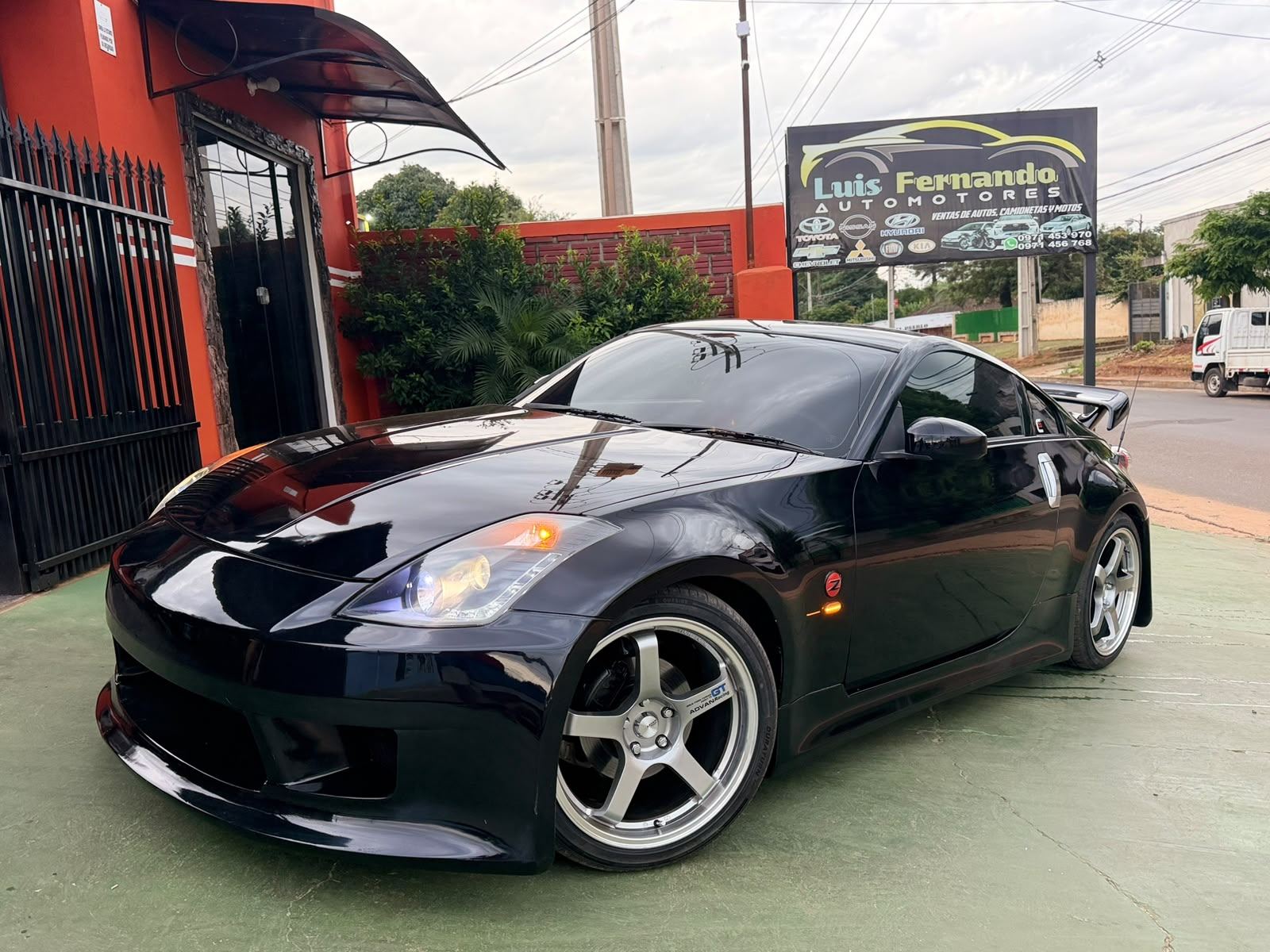 Nissan 350Z negro frente al local de Luis Fernando Automotores